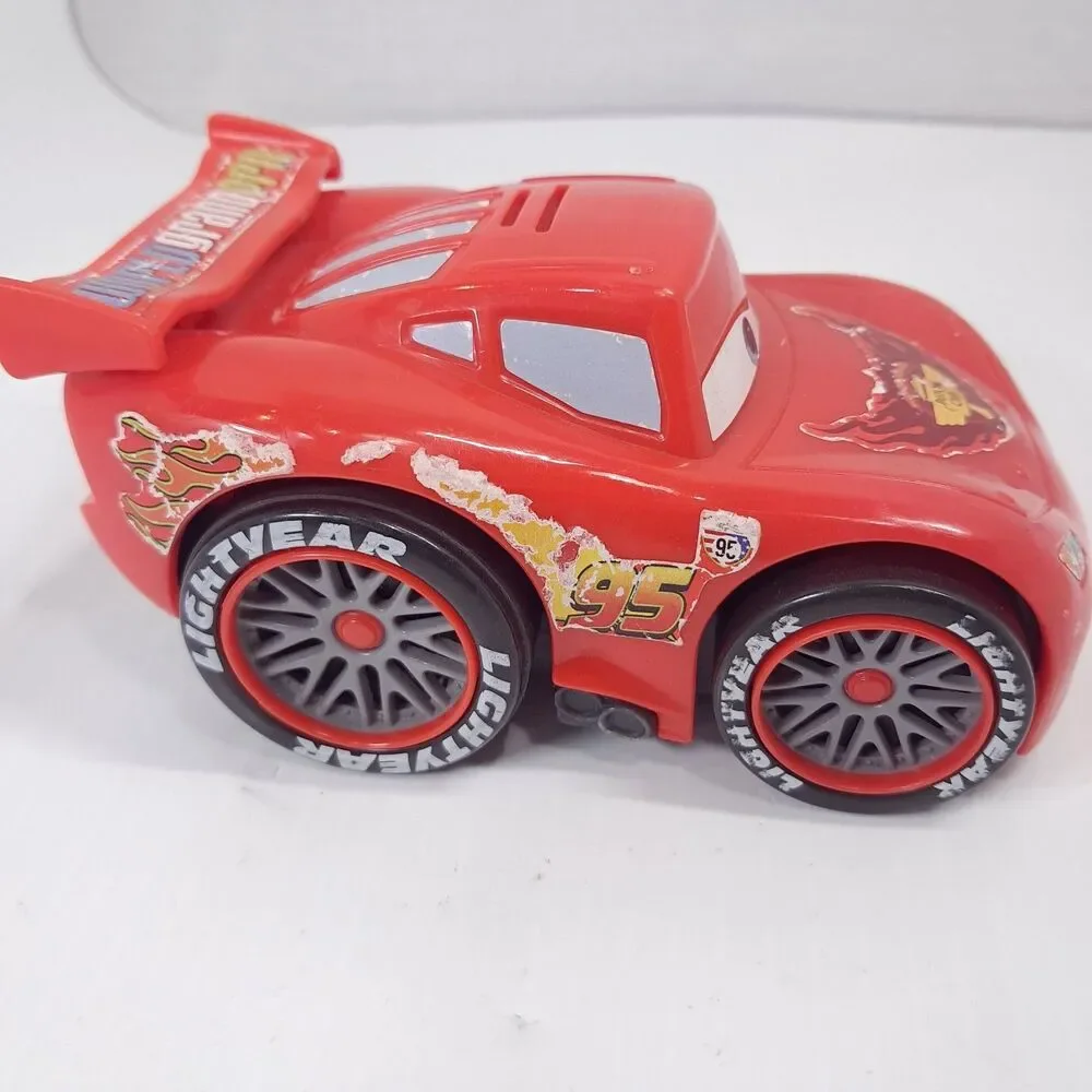 Fisher-Price Disney Pixar Cars 2 Shake 'n Go! World Grand Prix Lightning McQueen